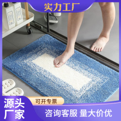 浴室のトイレの入り口の吸水滑り止めマットの入り口に入って、寝室のじゅうたんの足マットの国境を越えて代行します