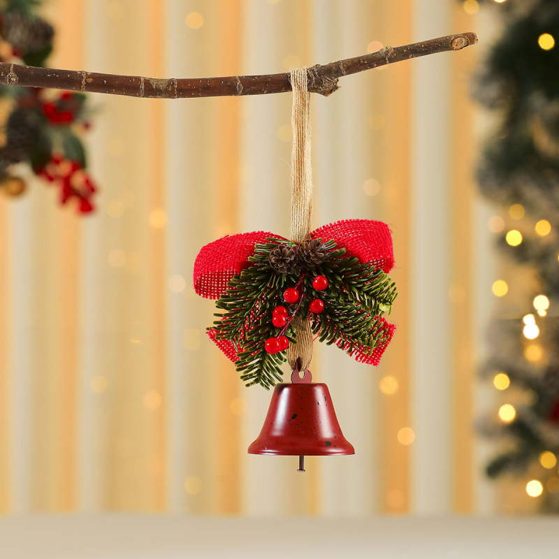国境を越えた新しいクリスマスベルの扉にベルをかける赤果松果風鈴クリスマスツリーがクリスマス装飾品を飾っている|undefined