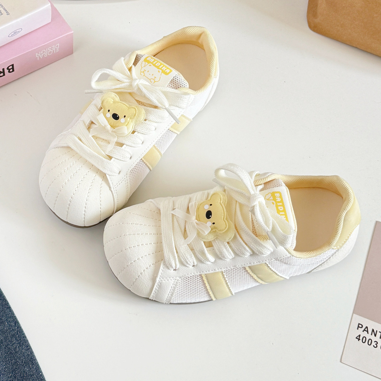 2026 nuevos zapatos de mujer primavera y verano zapatos de pan de suela gruesa zapatos deportivos casuales de skate de alto valor de los estudiantes zapatos blancos pequeños
