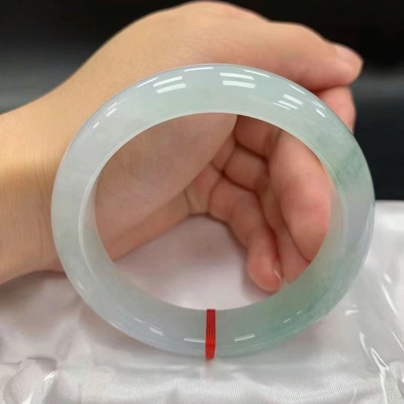 Vòng tay ngọc bích tự nhiên A cao cấp Myanmar – màu xanh lá nhạt phong thủy, đường kính trong 52–64 mm chi tiết 6