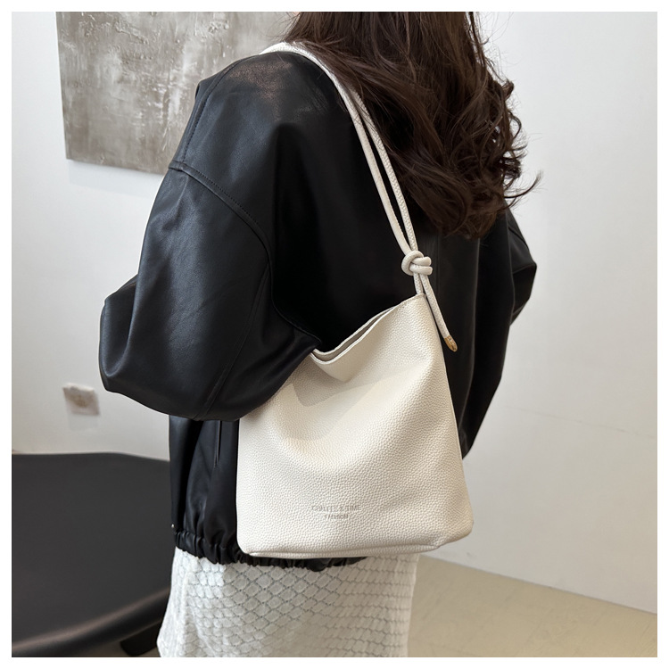 Solid-color simple single-shoulder casual. This year, the retro large-capacity 2024 new autumn crossbody bucket bag for women is in vogue undefined