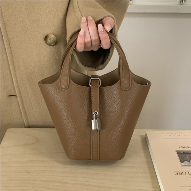 2025 nuevo bolso de cestas de verduras de mano mujer de piel suave litchi estampado de hombro bolso de cubo de agua casual bolso de mujer