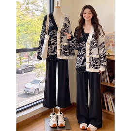 高级感国风水墨画V领毛衣外套女2026秋装大码胖mm中长款针织开衫
