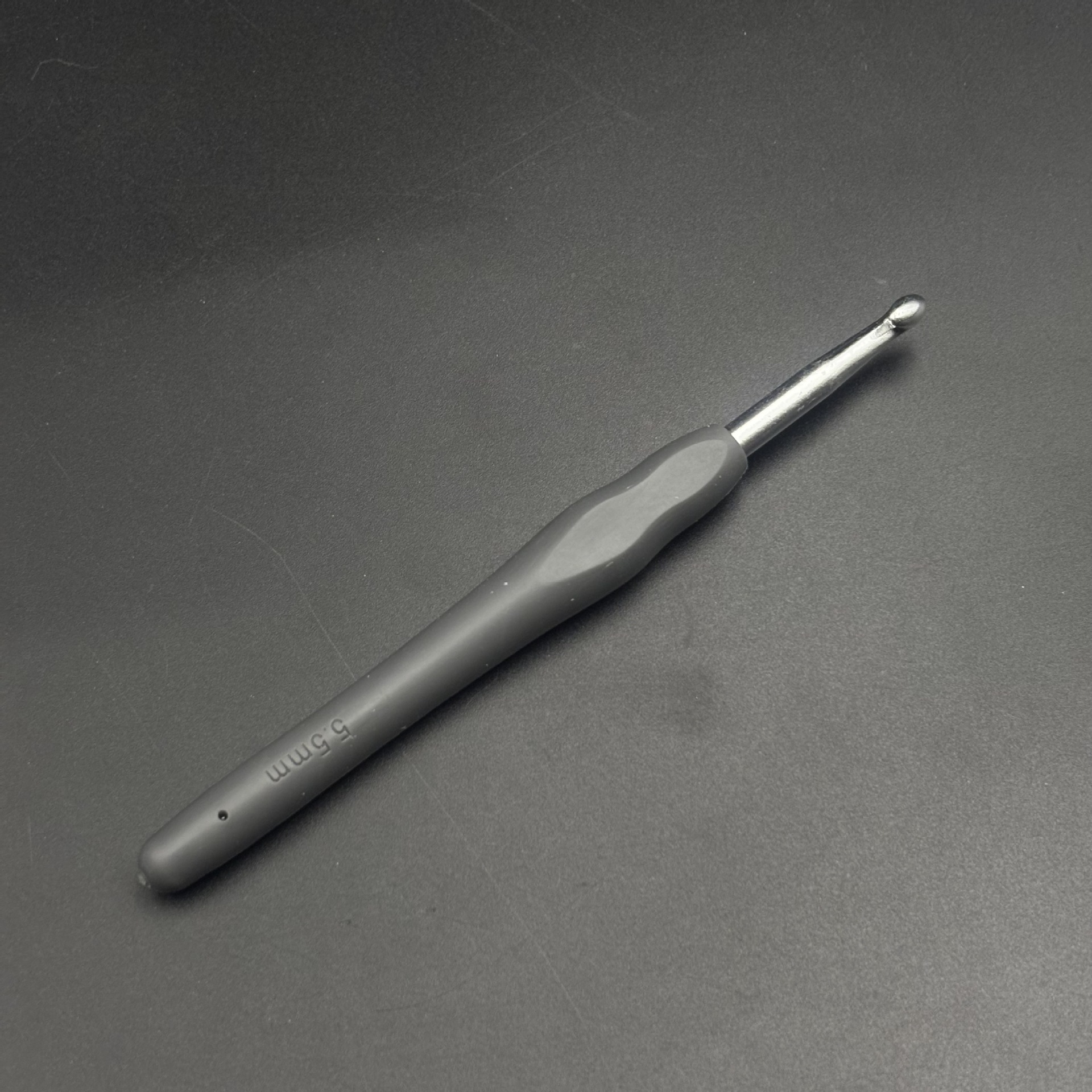 Tejido a mano arco iris ganchillo de mango suave TPR ganchillo de mango suave sólido ganchillo de aluminio ganchillo conjunto de agujas de lana