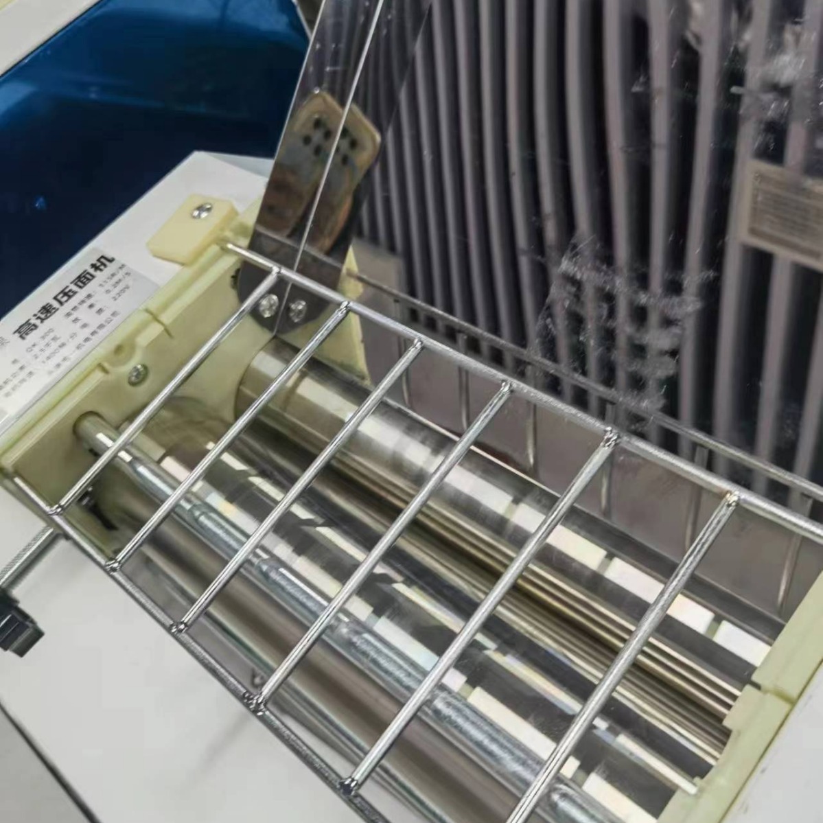 Prensa de fideos eléctrica de acero inoxidable comercial de escritorio 300 silenciosa máquina de amasado de fideos máquina de fideos de alta velocidad Shengyang
