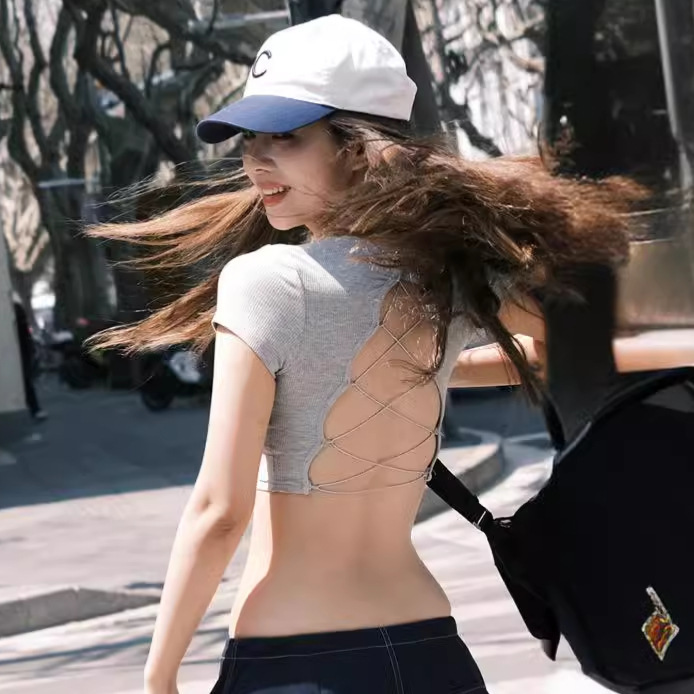 HoT Girl ShorT-sleeved T-shirT wiTh BreasT Pads for Women Summer New STyle CuT OuT Back STraps Sexy Backless Slim ShorT Top
