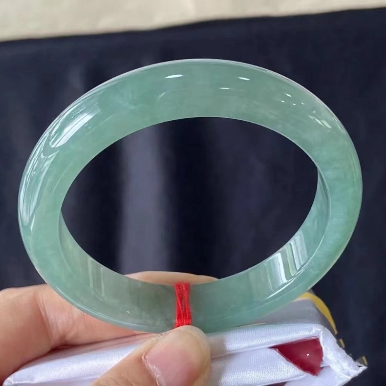 Vòng tay ngọc bích tự nhiên A hàng thật – nước xanh băng, cao cấp trong suốt, đường kính 52–64 mm chi tiết 3