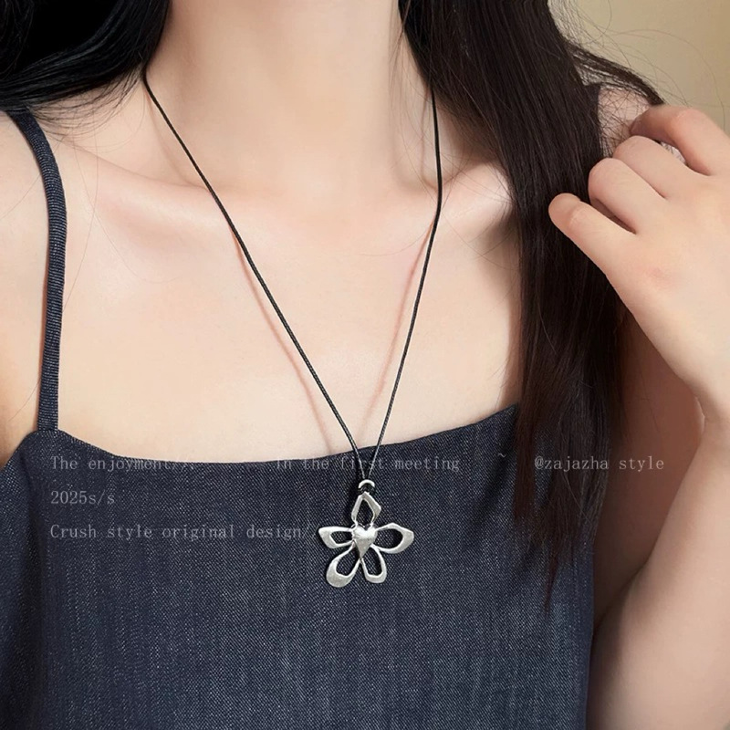 Korean Ins Blogger Cut Out Flower Black Rope Pull Adjustable Necklace Simple and Versatile Elegant Long Sweater Chain