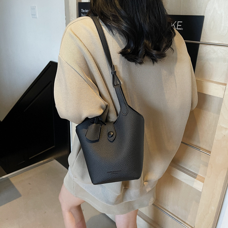 Bolso de canasta de verduras súper caliente transfronterizo femenino 2025 nuevo bolso de cubo de ocio simple moda bolso de hombro de todo fósforo