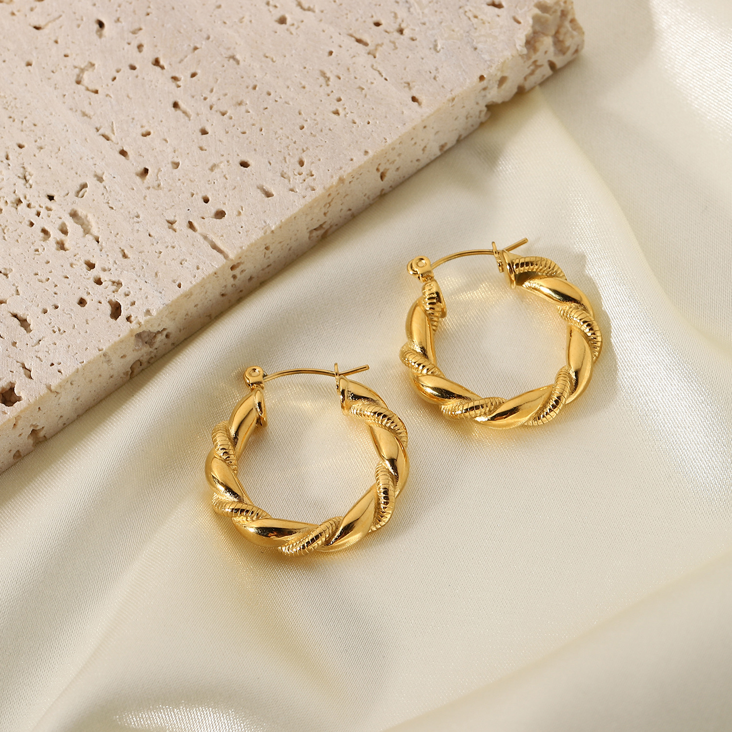 Gold-plated Stainless Steel Bread Pattern Double-strand Hemp Wreath Hoop Earrings display picture 2