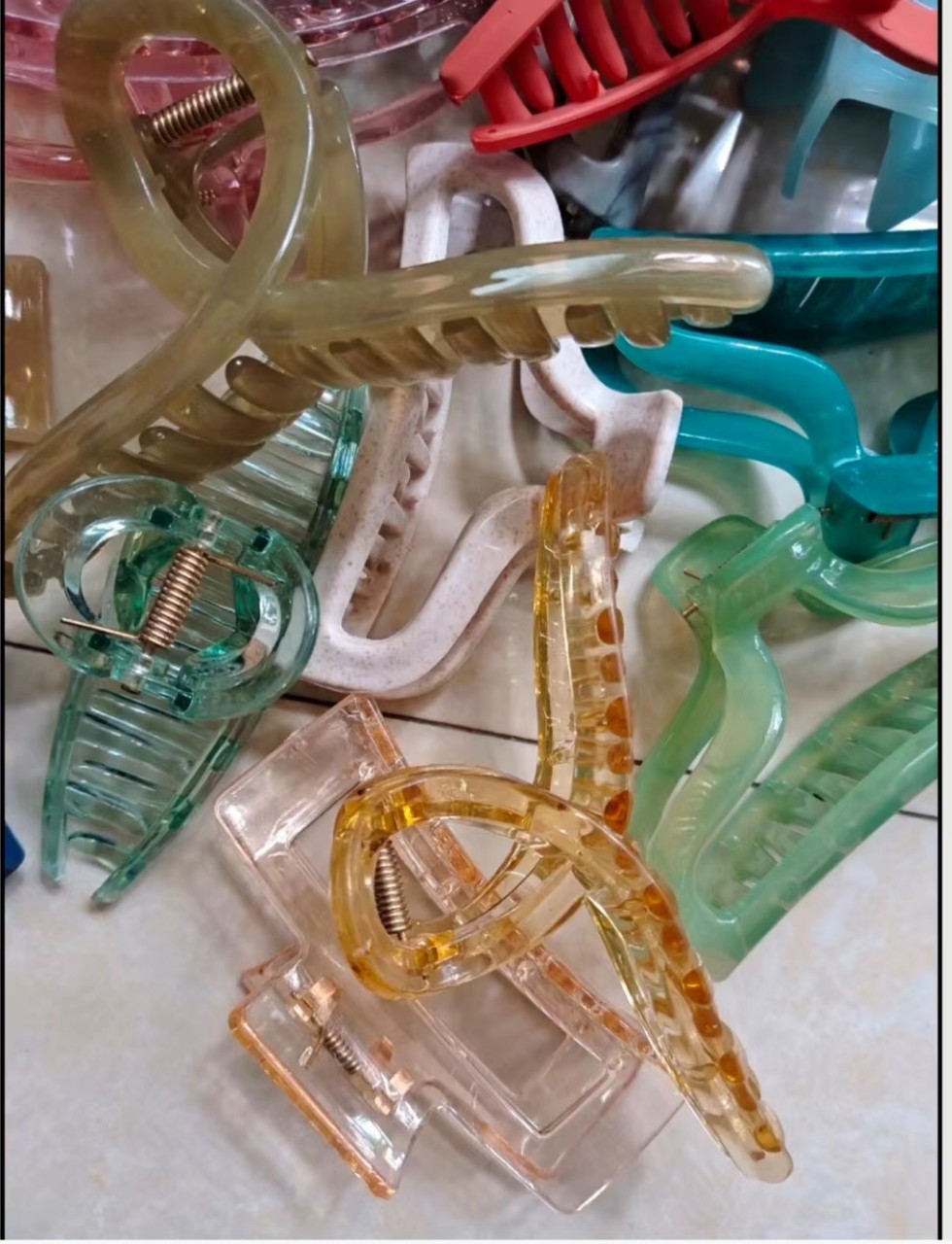 Hair claw clip in ins style for the back of the head, simple and elegant, assorted colors (non-recyclable), fresh candy colors.