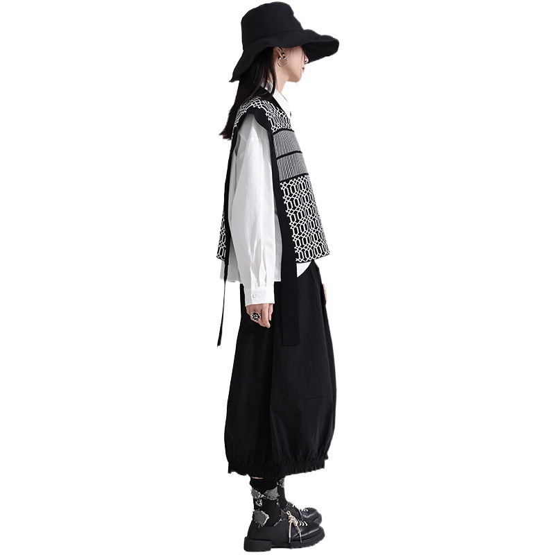 Cuello redondo estilo chino retro blanco y negro rayas de punto chaleco 2023 otoño e invierno nuevo sin mangas nicho diseño superior