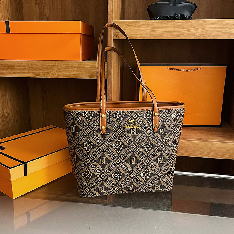 High-End Commuter Tote Bag with Monogram Print, Light Luxury Large-Capacity Bag, Women's 2026 New Autumn Fashion Shoulder Bag