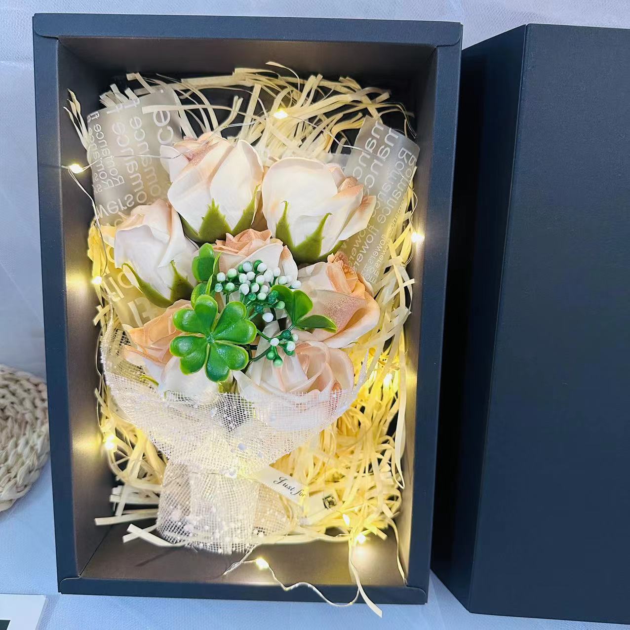 Weihnachtsgeschenk: Rosen-Nelken-Seifenblumenstrauß in Geschenkbox für Freundin/Ehefrau zum Geburtstag, Valentinstag und als Glücksklee-Geschenk_voghion.com