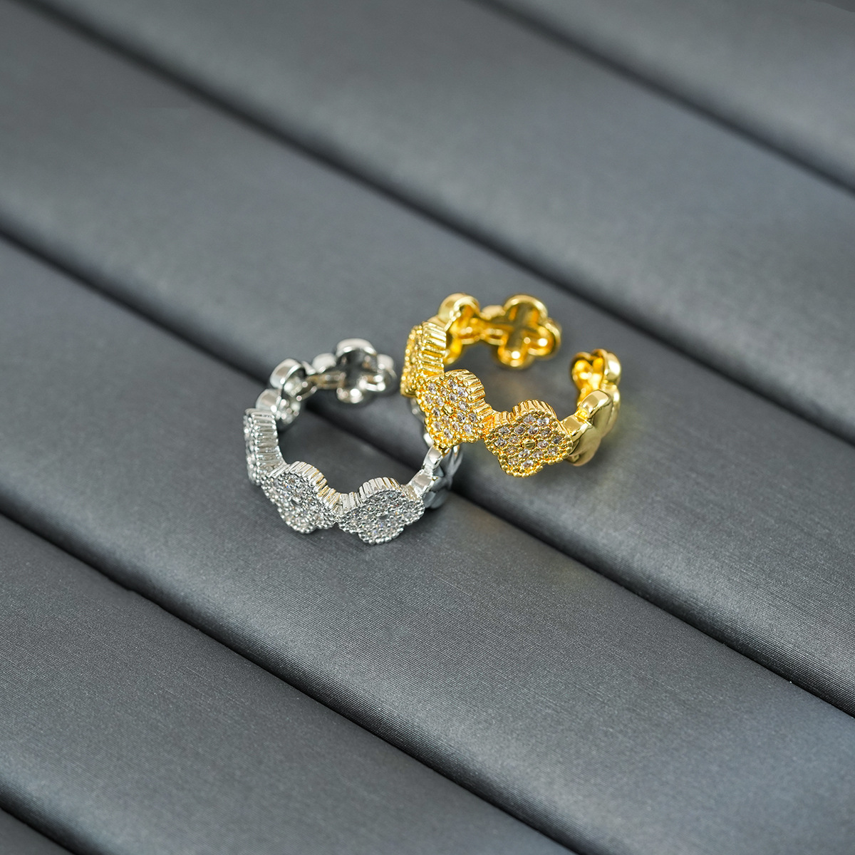 Funkelnder Ring für Damen, mit romantischem Flair gefertigt. Elegant und komfortabel, entworfen, um Ihren Charme zu unterstreichen. Ein dezentes und dennoch atemberaubendes Schmuckstück für Verabredungen._voghion.com