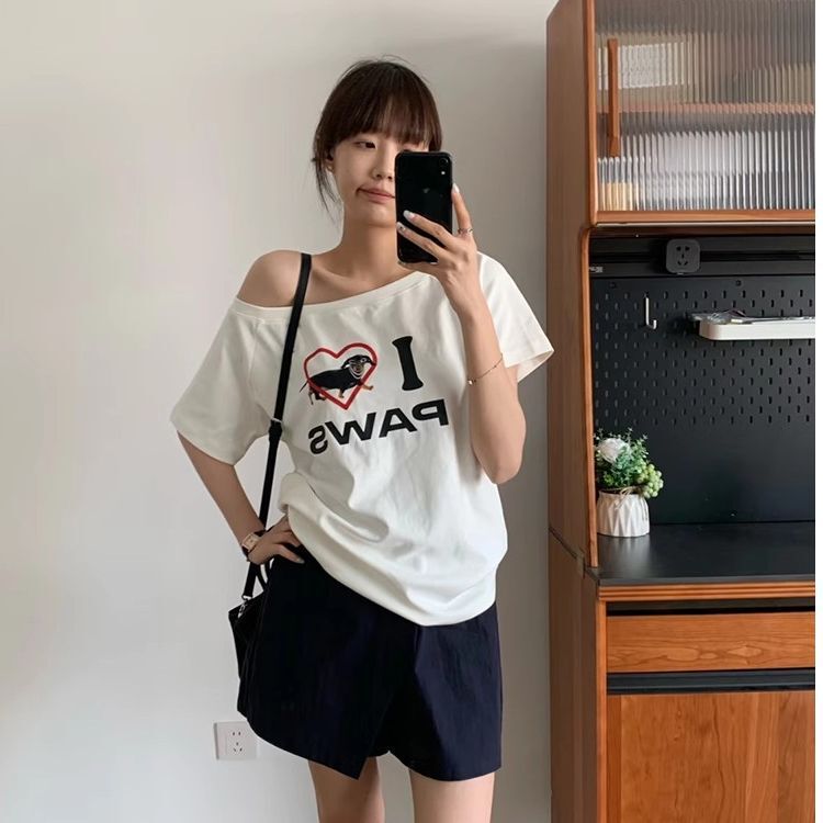Korean Style Fun Puppy Letter Printed One-Shoulder T-Shirt for Women 2025 New Chic Lazy Casual Off-Shoulder Top