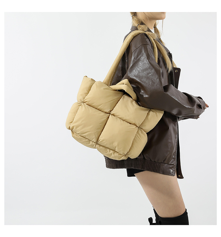 Neue Daunentasche, Baumwollkleidung, Damentasche, einfache, mit Baumwolle gefüllte Weltraumtasche, Einkaufstasche, weiche, karierte tragbare Umhängetasche_voghion.com