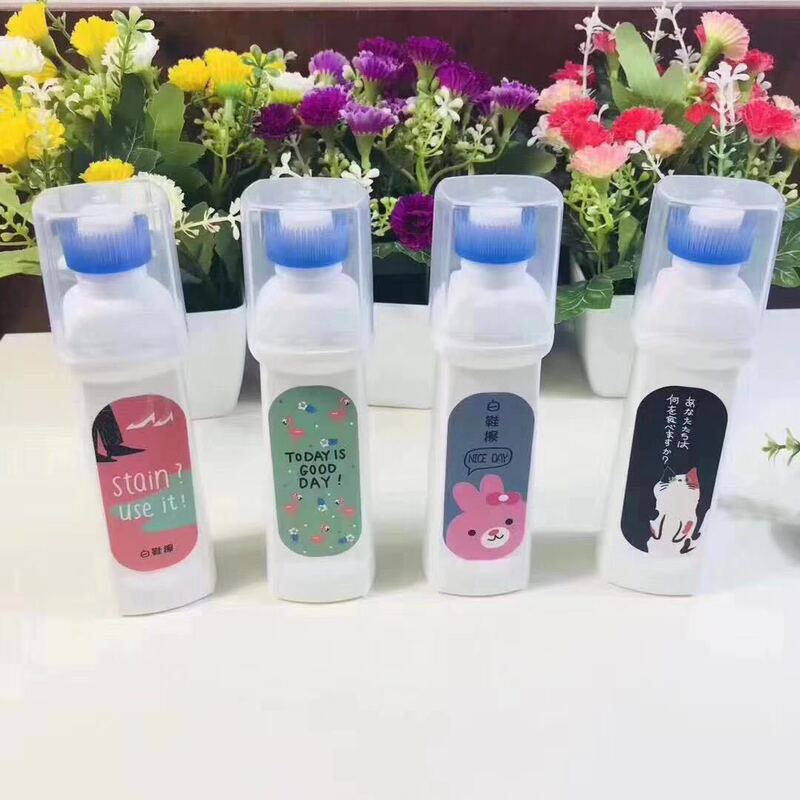 白の靴を洗う神器は白の洗浄剤の白の靴の清潔剤を拭きます。|undefined