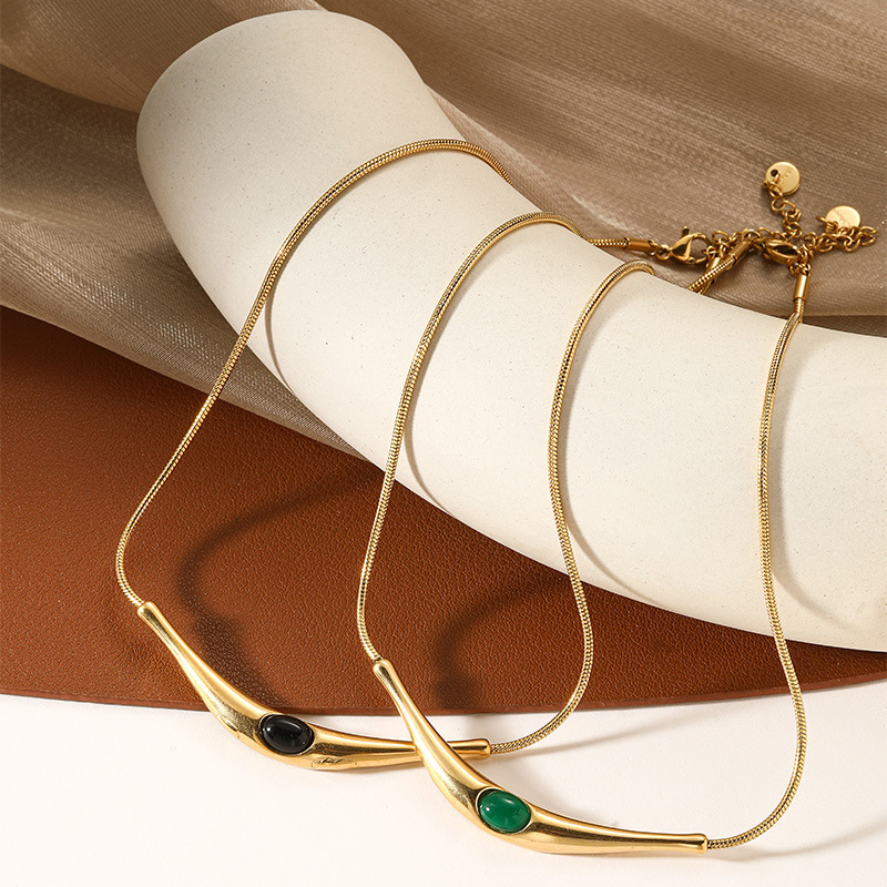 Collana con catena per clavicola in acciaio al titanio di lusso leggero e alla moda, temperamento femminile, ad arco triangolare_voghion.com