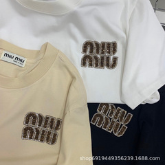 24年初春の新定番ラウンドネック、シンプルで着やすい、胸元にビーズデザインがクールで半袖Tシャツ