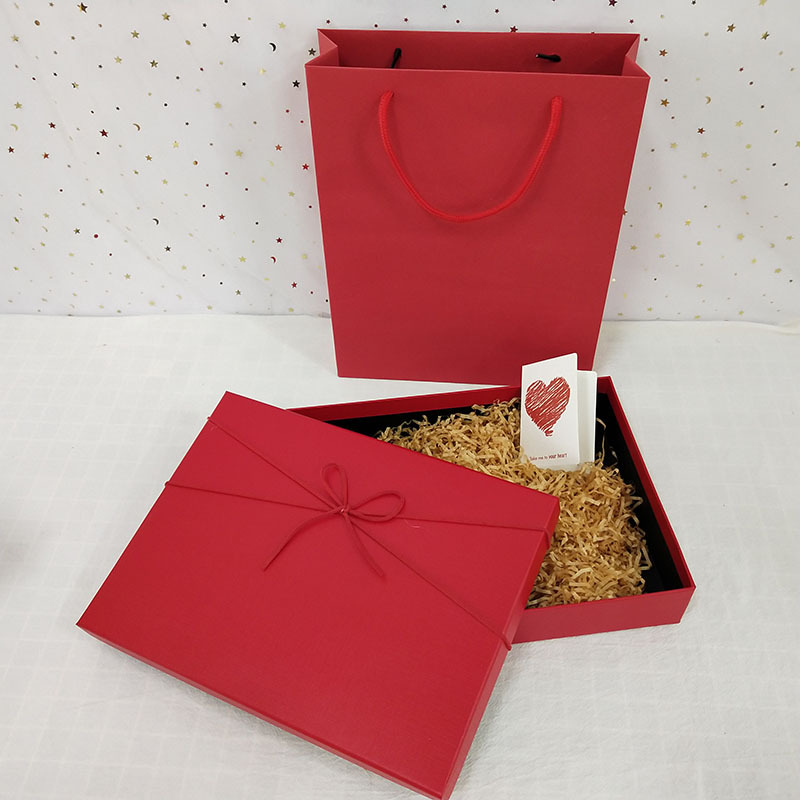 빨간 표지와 빨간 바닥 선물 가방