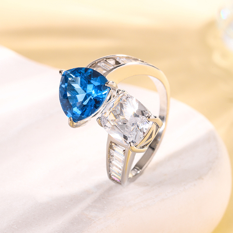 2024 Shengsheng Jewelry Fondo de cobre chapado en oro simulación tesoro de color corindón fertilizante triángulo temperamento anillo femenino 10*10-8*10