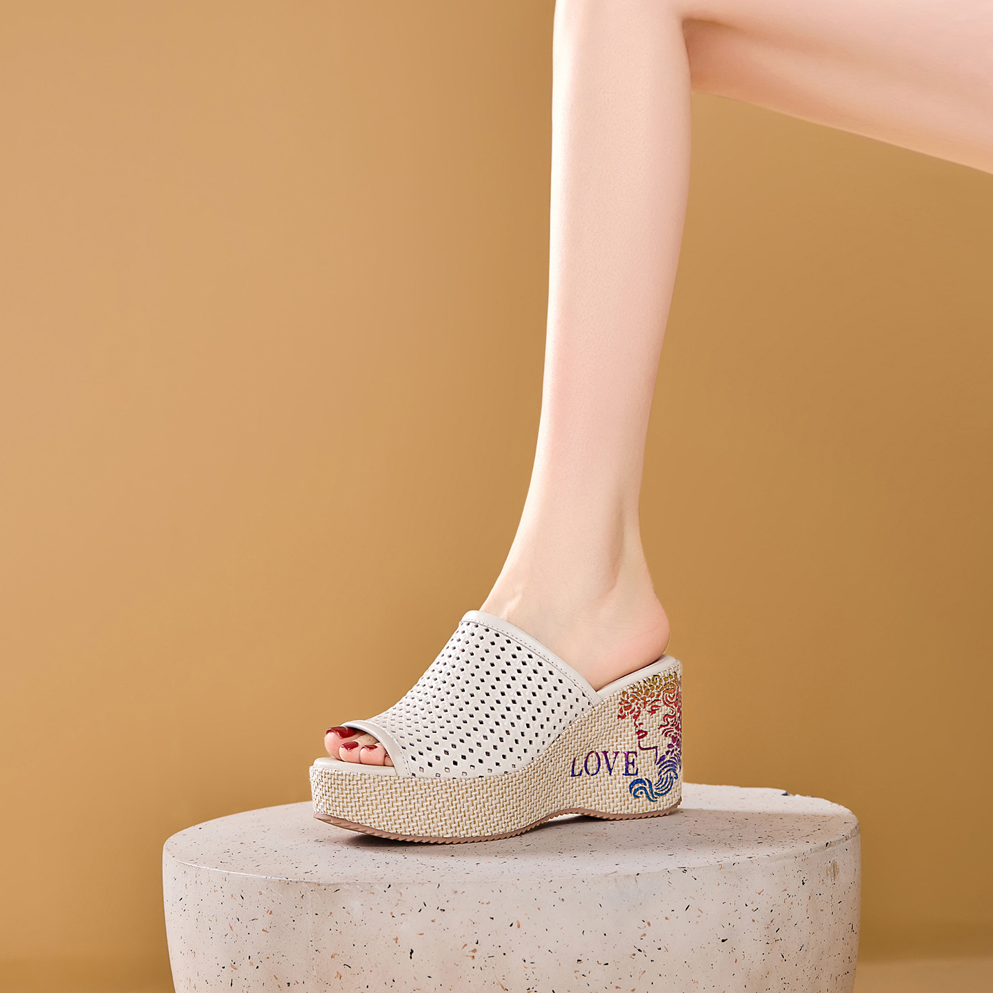 Sandal nữ quai ngang đế xuồng bện rơm, gót cao 5 cm, mũi hở thoáng khí — màu be, màu đen chi tiết 6