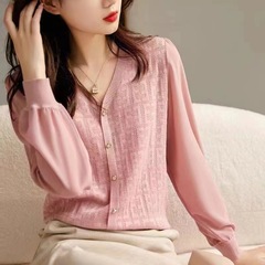 婦人服卸売 2025年秋新作 優しい雰囲気の透かし彫りジャカード袖切り替えVネックプルオーバーニット