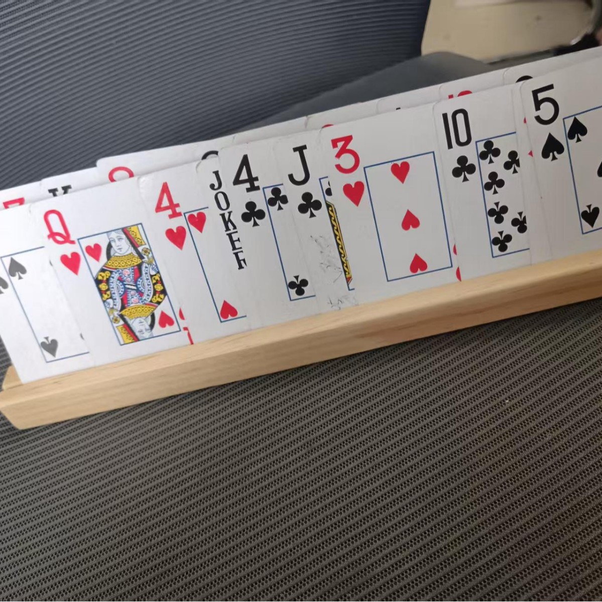 Una pieza al por mayor de madera jugando a los naipes soporte de madera de la exhibición de la tarjeta de juego de la familia