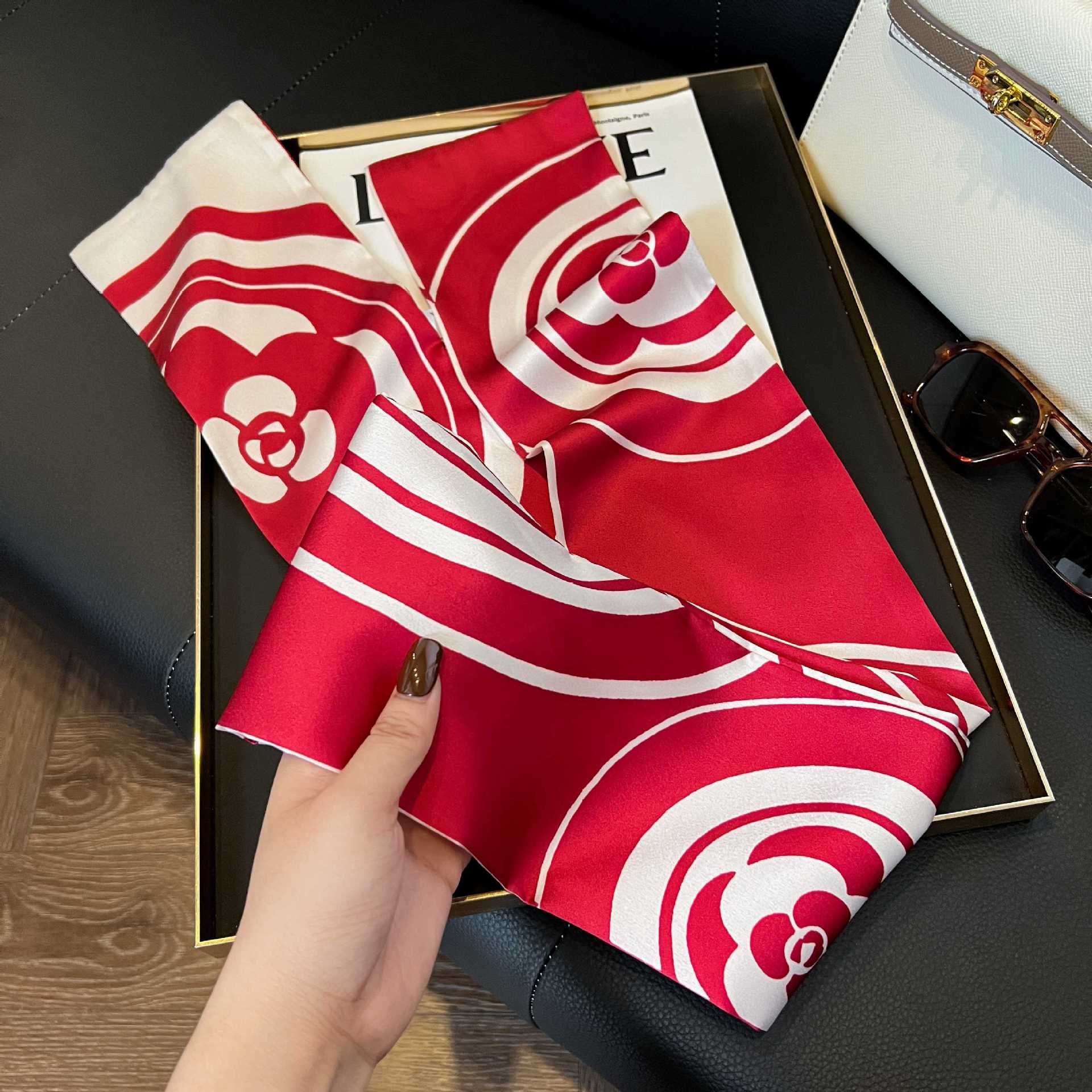 Nueva bufanda de seda pequeña banda larga estrecha para el cabello mujer estilo primavera y otoño moda madre bufanda estilo verano estilo fino serpentina bufanda al por mayor