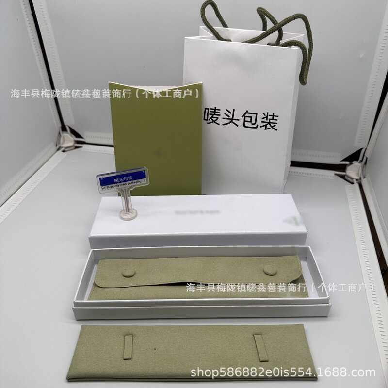 New Vc Four-Leaf Clover K Gold Bracelet Cloth Bag Packaging Box Fanjia Five-Flower Bracelet Jewelry Gift Box Gold Version Four-Leaf Clover New Vc Four-Leaf Clover K Gold Bracelet Cloth Bag Packaging Box Fanjia Five-Flower Bracelet Jewelry Gift Box Gold Version Four-Leaf Clover