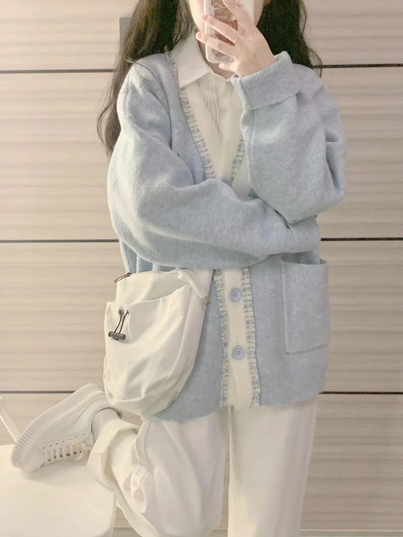 2023 nuevo otoño azul con cuello en V Chanel estilo de punto cardigan mujeres primavera y otoño estilo perezoso suéter suelto abrigo