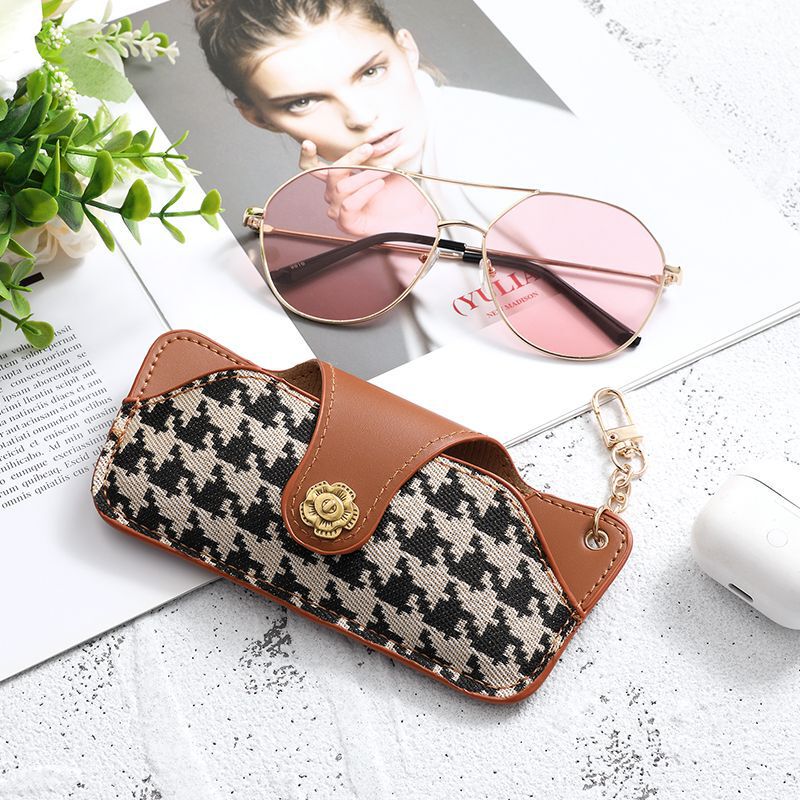 Japanese Glasses Case for Men with Myopia Portable Retro Genuine Leather Texture Chain Hanging Bag Sunglasses Sunglasses Reading Glasses Storage Japanese Glasses Case for Men with Myopia Portable Retro Genuine Leather Texture Chain Hanging Bag Sunglasses Sunglasses Reading Glasses Storage