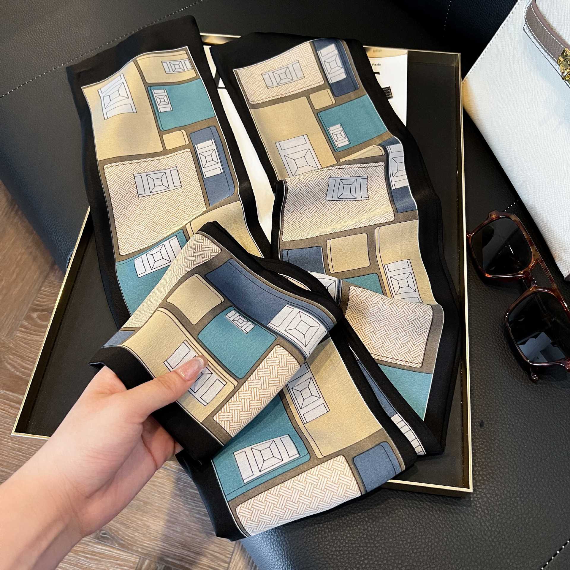 Nueva bufanda de seda pequeña banda larga estrecha para el cabello mujer estilo primavera y otoño moda madre bufanda estilo verano estilo fino serpentina bufanda al por mayor