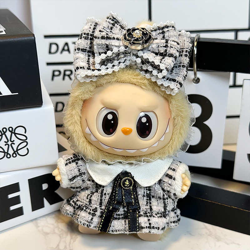 Labubu se sienta en la fiesta, ropa de bebé, caja ciega de primera generación, ropa de bebé Labubu, ropa de tela rabble, cara de vinilo de felpa