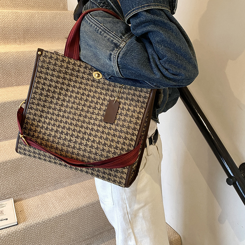 Bolsa de mano transfronteriza estricta versátil bolso de cubo de agua mujer otoño / invierno 2025 nuevo estilo de alta sensación bolso de hombro bolso de moda