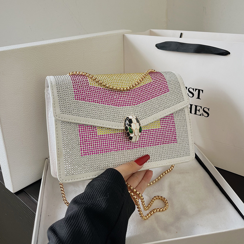 Bolso cuadrado pequeño de diamantes de imitación de color de moda transfronteriza 2023 otoño nuevo estilo cadena de aire occidental mensajero de un solo hombro mochila pequeña simple