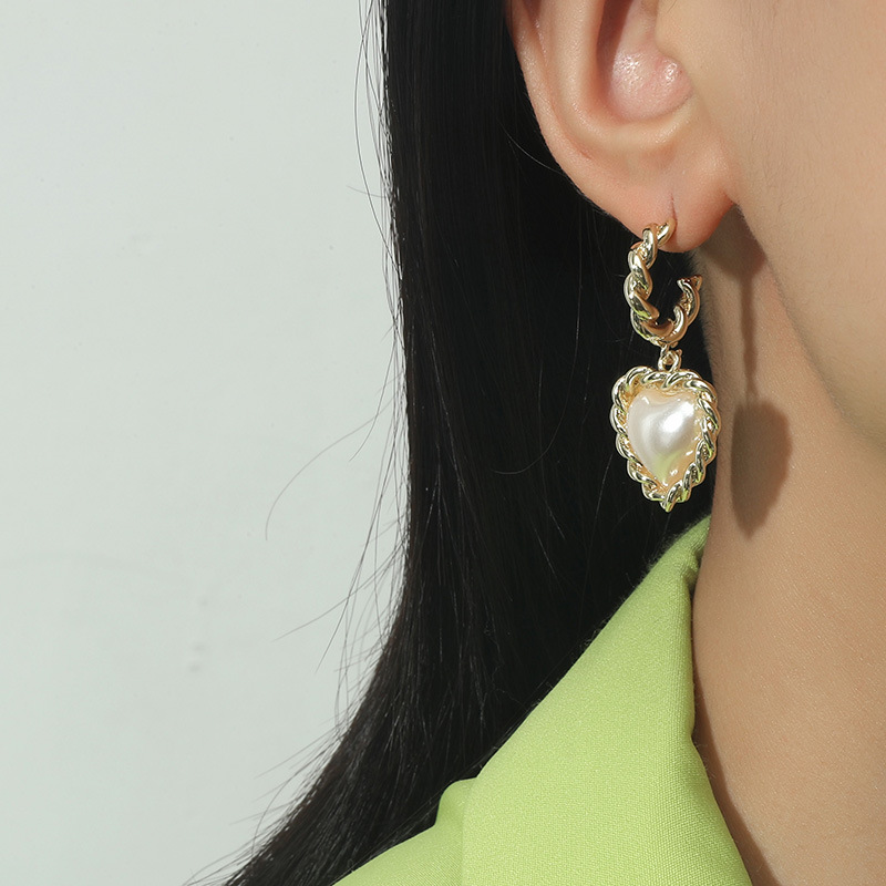 Boucles D&#39;oreilles En Alliage De Perles En Forme De Coeur Torsadées De Mode En Gros display picture 1