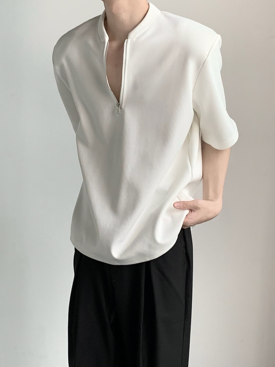 작은 높은 칼라 디자인 센스 반 지퍼 패드 숄더 티셔츠 남성용 높은 콜드 금욕 느슨한 반팔 최고 V 넥 헨리 트렌디 셔츠
