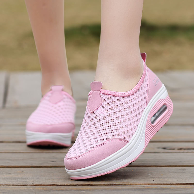 2026 verano nuevos zapatos de rotación de aire acolchado zapatos de mujer malla deportivos casuales zapatos muffin de suela gruesa zapatos de mujer al por mayor