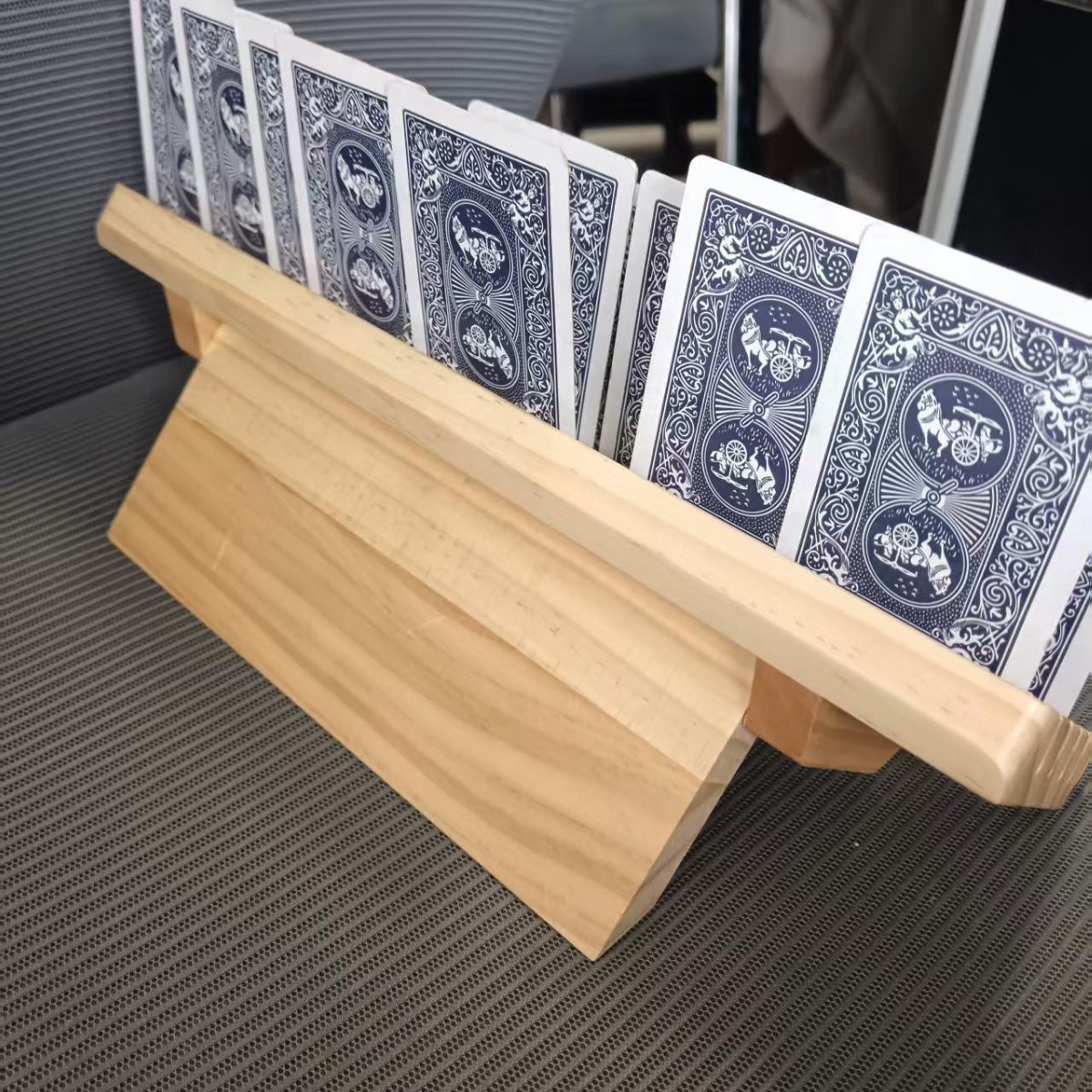 Una pieza al por mayor de madera jugando a los naipes soporte de madera de la exhibición de la tarjeta de juego de la familia