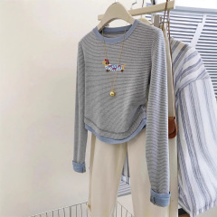 偽の2枚のソーセージ犬の縞の長袖のtシャツの女性の早秋の短いタイプの修身の底のシャツの正肩の上着