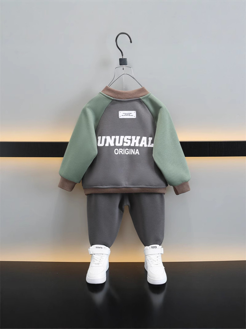 6470 niños más traje de terciopelo engrosado invierno 2025 nuevos modelos de otoño e invierno para niños, estilo occidental, hermoso y frito en la calle