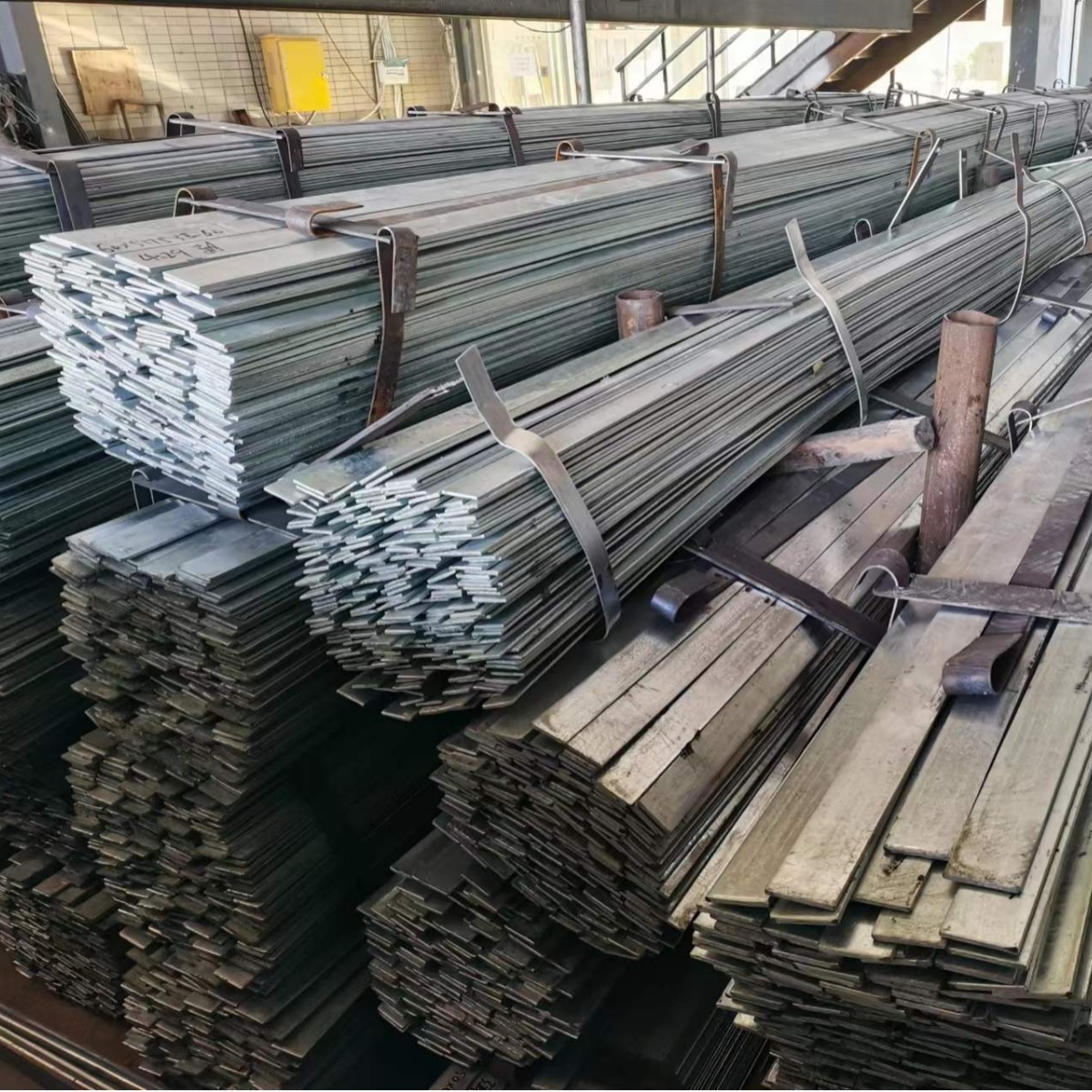 贵州扁钢现货 避雷接地预埋黑料可冲孔扁条机械齿条Q235B镀锌扁铁
