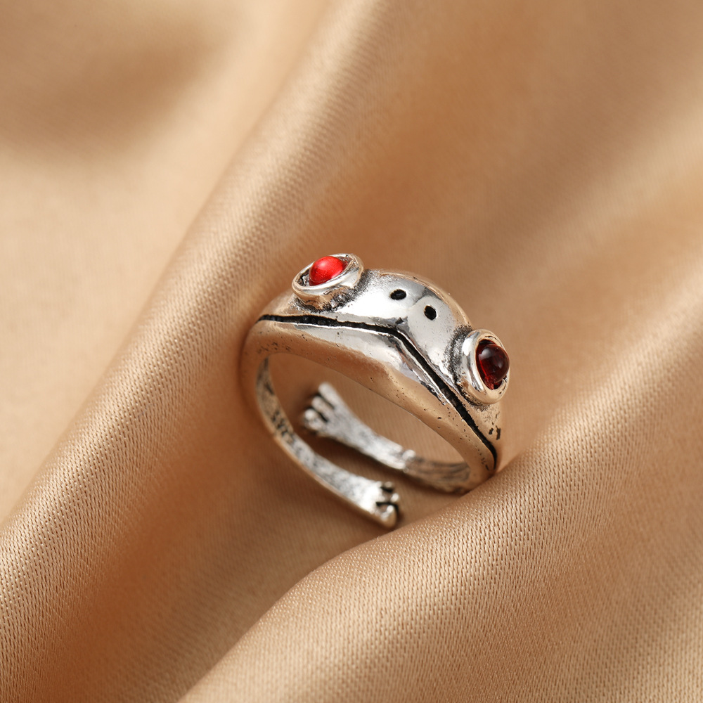 Han Zhishang Retro Frog Ring Cross-border Distressed Simple Garnet Ring Creative Opening Adjustable Ring display picture 4