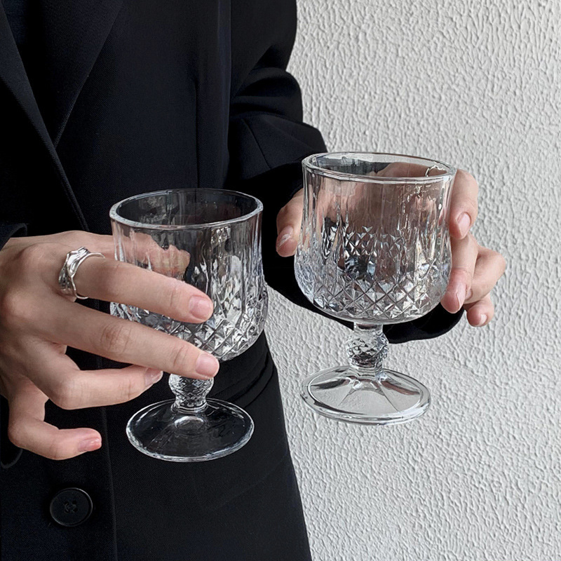 Taza de vidrio en relieve de diamantes estilo ins retro de alto valor copa de bebida de vino de frutas dulces copa de cóctel copa de vino tinto alto