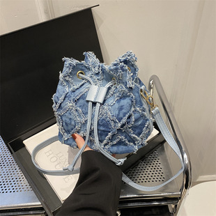 �羳Ů���¿���Ⱦţ�а��߼���ˮͰ�������ٴ����ŮʿС��б���