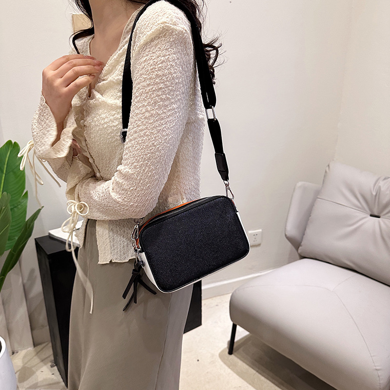 Verano nuevo bolso de bandolera de banda ancha personalizado simple bolso de hombro casual Bolso cuadrado pequeño de color de contraste de moda transfronterizo 2023