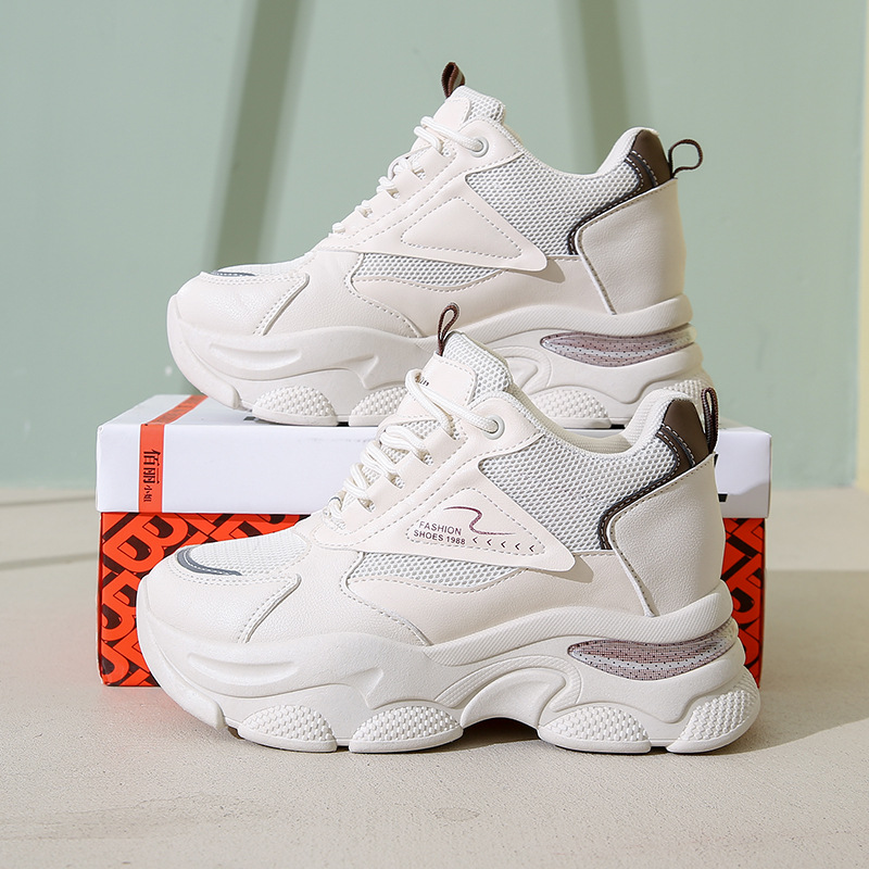 Aumentar la altura de los zapatos de papá para mujeres 2025, el nuevo tipo de verano, un hombre pequeño, una red deportiva casual, zapatos blancos para mujeres