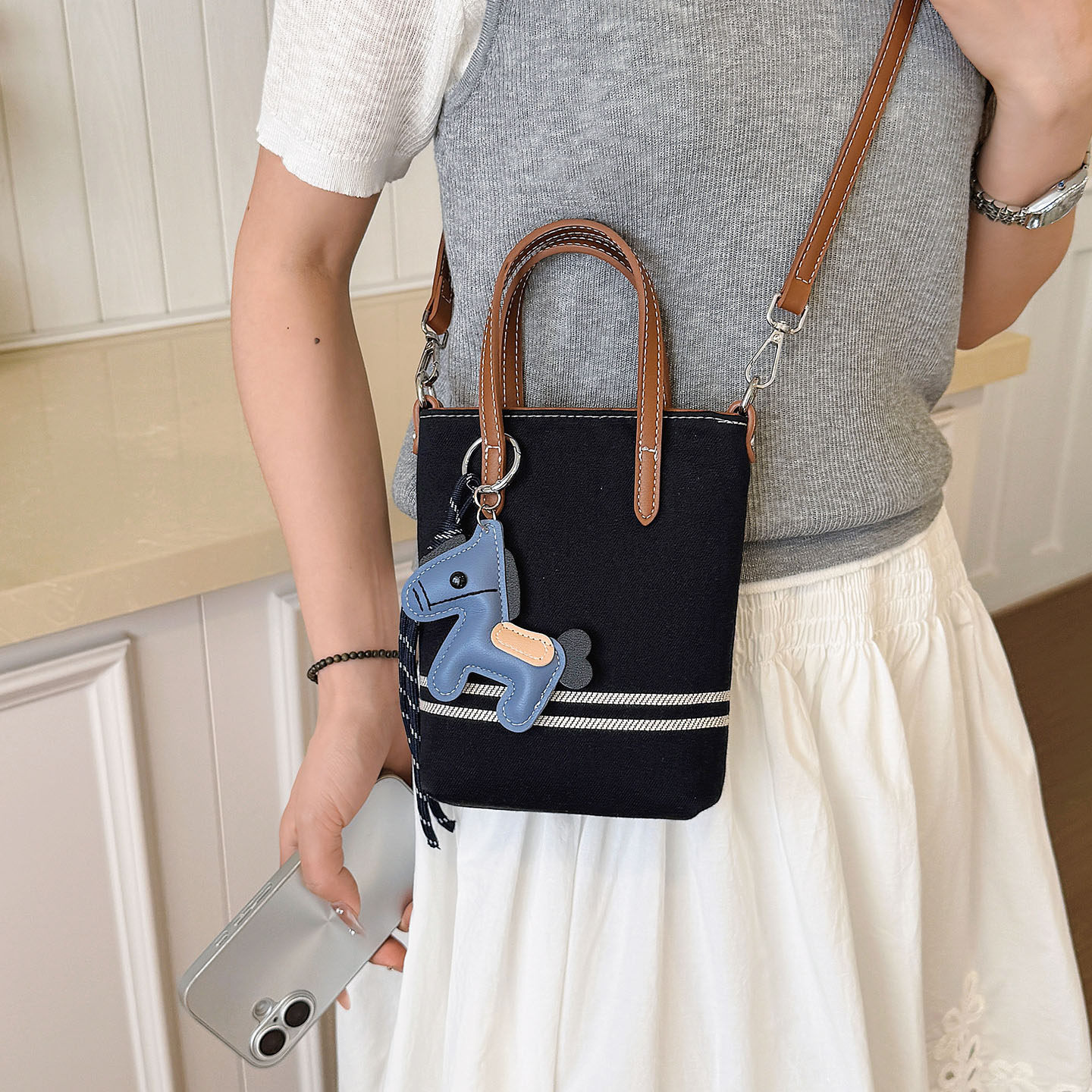 Pequeño bolso público de mujer rayas de hombro único cubo de agua móvil 2026 nueva moda de verano popular coreana